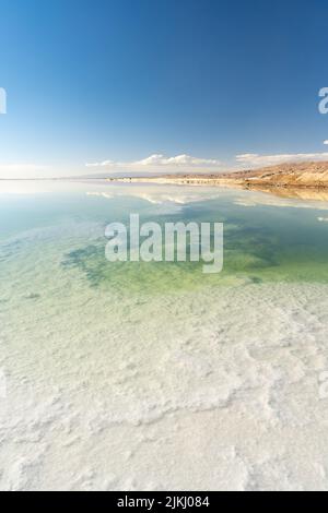A beautiful view of a lake with hills under the clear sky Banque D'Images