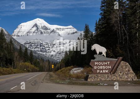 Le panneau du parc Mount Robson avec vue sur les montagnes enneigées de la Colombie-Britannique, Canada Banque D'Images