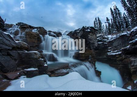 Une magnifique chute d'Athabasca, une chute d'eau dans le parc national Jasper, sur la partie supérieure de la rivière Athabasca Banque D'Images