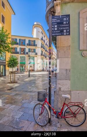 Espagne, Iles Baléares, Majorque, Palma. Rues de Palma de Majorque, vélo rouge attaché à un poteau dans le centre historique Banque D'Images