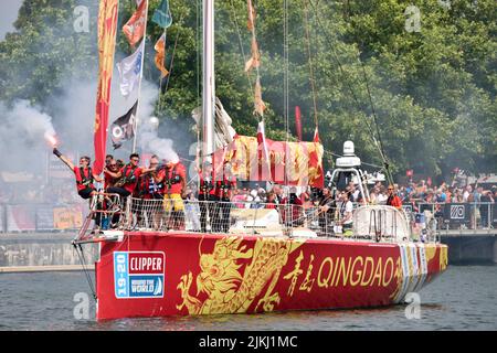 La pandémie de Covid a retardé la finale de la Clipper Race 19-20 dans les Royal Docks de Londres le 30th juillet 2022, avec le yacht gagnant CV30 Qingdao Banque D'Images