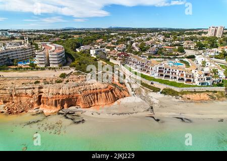 Point de vue de drone photo aérienne Dehesa de Campoamor paysage urbain avec plage de sable, station espagnole sur la Costa Blanca. Concept de voyage et de tourisme, province o Banque D'Images