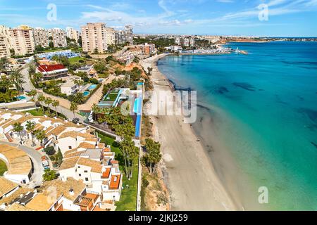 Point de vue de drone photo aérienne Dehesa de Campoamor paysage urbain avec plage de sable, station espagnole sur la Costa Blanca. Concept de voyage et de tourisme, province o Banque D'Images