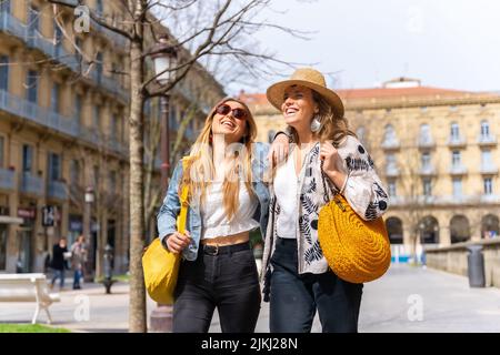Mode de vie des amis touristiques en vacances dans la ville, en marchant dans la ville de San Sebastian, Gipuzkoa Banque D'Images