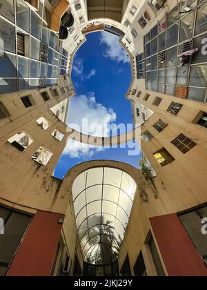 Vue à angle bas d'un bâtiment résidentiel et commercial à l'extérieur Banque D'Images