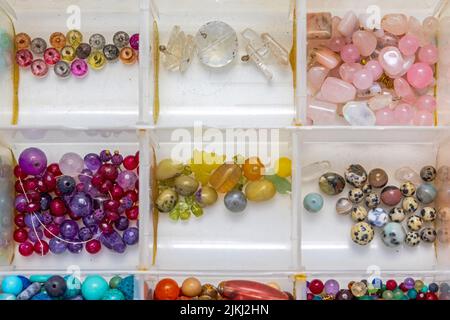 Pierres précieuses bijoux matériel d'artisanat dans le plateau de boîte de rangement Banque D'Images