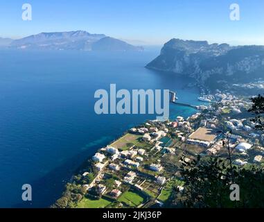 Vue sur Faraglioni, île de Capri, Italie Banque D'Images