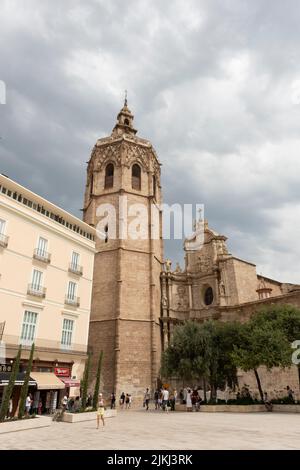 Micalet aka Miguelete Tower vu de la Nouvelle Plaza de la Reina (place de la Reine). Clocher de la cathédrale de Valence, commencé en 1381 et terminé en 14 Banque D'Images