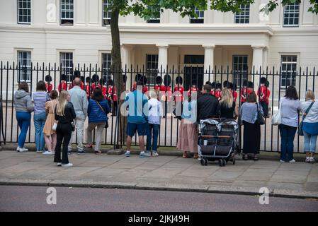 Grande-Bretagne, Angleterre, Londres, soldats de la Garde royale, caserne Wellington, Préparez-vous à la relève de la garde au palais de Buckingham. Banque D'Images