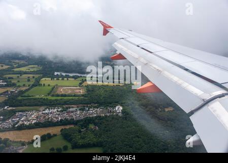 Airbus 320 de la compagnie aérienne easyJet, à l'approche de l'aéroport de Londres Gatwick, Grande-Bretagne Banque D'Images