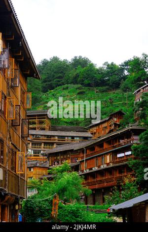 Une belle photo des anciennes maisons traditionnelles du village de la minorité ethnique de Langde Miao, province de Guizhou, Chine Banque D'Images