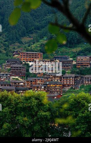 Une belle photo des anciennes maisons traditionnelles du village de la minorité ethnique de Langde Miao, province de Guizhou, Chine Banque D'Images