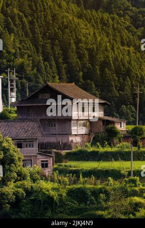 Une belle photo des anciennes maisons traditionnelles du village de la minorité ethnique de Langde Miao, province de Guizhou, Chine Banque D'Images