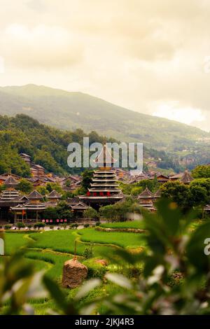 Une belle photo des anciennes maisons traditionnelles du village de la minorité ethnique de Langde Miao, province de Guizhou, Chine Banque D'Images