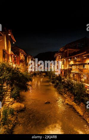 Une belle photo des vieilles maisons traditionnelles dans le village de la minorité ethnique de Langde Miao la nuit, province de Guizhou, Chine Banque D'Images