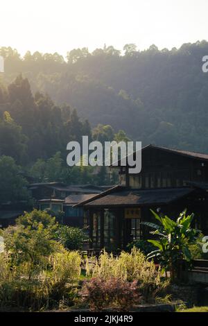 Une belle photo des anciennes maisons traditionnelles du village de la minorité ethnique de Langde Miao, province de Guizhou, Chine Banque D'Images