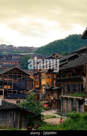 Une belle photo des anciennes maisons traditionnelles du village de la minorité ethnique de Langde Miao, province de Guizhou, Chine Banque D'Images