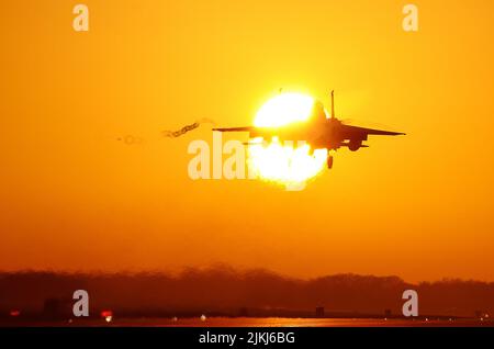 A Seymour Johnson F-15 lands at RAF Lakenheath at sunset after a training sortie Banque D'Images