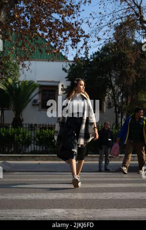 Portrait d'une jeune femme aBeautiful traversant la route Banque D'Images