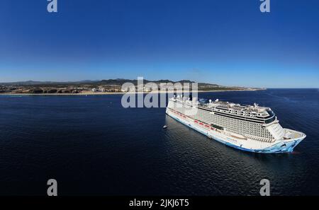 An aerial shot of a Norwegian cruise floating on the waters near Cabo San Lucas in Mexico Banque D'Images