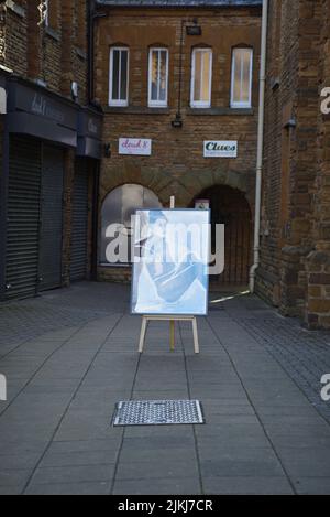 A vertical shot of art painting on stand in a old courtyard Banque D'Images