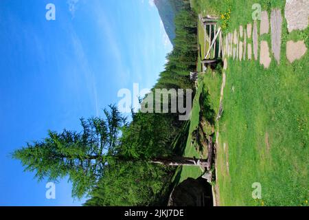 Prettttttttau, Ahrntal, province de Bolzano, Tyrol du Sud, Italie. Pavés, pavés de pierre en face de la chapelle du Saint-Esprit près de Casern Banque D'Images