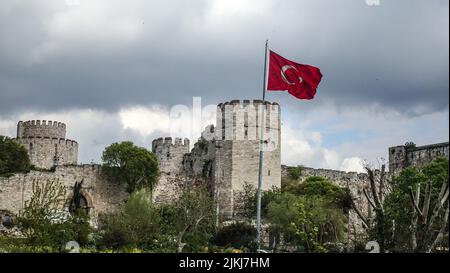 An exterior view of Ankara citadel (Hisar) and Turkish waving flag on a pole Banque D'Images