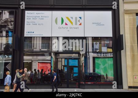 Londres, Royaume-Uni. 2nd août 2022. Les piétons passent par un nouveau centre commercial, One Oxford Street. Credit: Vuk Valcic/Alamy Live News Banque D'Images