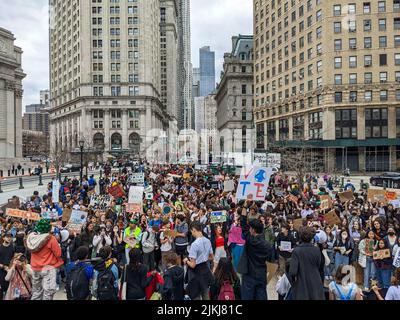 Le 25 mars 2022, des milliers d'étudiants se sont réunis à Lower Manhattan, à New York, pour exiger la justice climatique pour les générations futures. Banque D'Images