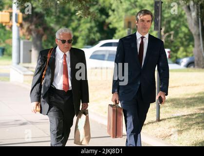 Austin, États-Unis. 02nd août 2022. Austin, États-Unis. 2nd août 2022. Les avocats JOSEPH MAGLILO, l, et ANDINO REYNAL, r, arrivent au début du jour 6 dans le procès en diffamation d'Alex Jones (non montré) et d'Infowars au palais de justice du comté de Travis, sur 2 août 2022. Jones doit témoigner dans les jours de clôture du procès. Crédit : Bob Daemmrich/Alay Live News Banque D'Images