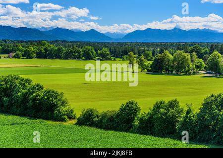 Allemagne, Bavière, pays de Tölzer, Dietramszell, quartier Ascholding, Vue de Schimmelkapelle St. Georg sur la vallée d'Isar contre les contreforts des Alpes Banque D'Images