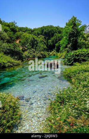 Muzina, Albanie - Syri i Kaltër, OEIL BLEU, avec 6 ö³/s la source d'eau la plus abondante dans le pays, il est situé à mi-chemin entre les grandes villes de Saranda sur la côte et Gjirokastra à l'intérieur. Banque D'Images