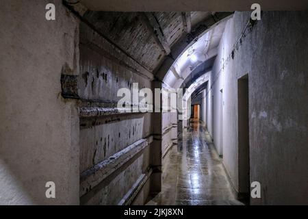 Ville de Gjirokastra, Gjirokastra, Albanie - le tunnel de la Guerre froide, les bunkers de commandement souterrain du dictateur Enver Hoxha. Ville de montagne de Gjirokastra, site classé au patrimoine mondial de l'UNESCO. Banque D'Images