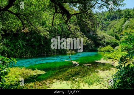 Muzina, Albanie - Syri i Kaltër, OEIL BLEU, avec 6 ö³/s la source d'eau la plus abondante dans le pays, il est situé à mi-chemin entre les grandes villes de Saranda sur la côte et Gjirokastra à l'intérieur. Banque D'Images