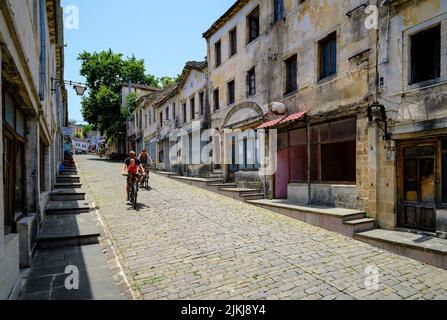 Ville de Gjirokastra, Gjirokastra, Albanie - la vieille ville historique de la ville de montagne de Gjirokastra se détériore progressivement, mettant en péril son statut de patrimoine mondial de l'UNESCO. Banque D'Images