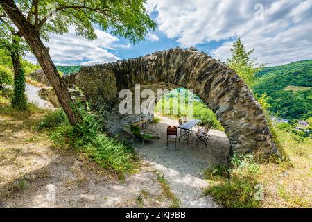 Grevenburg près de Traben-Trarbach sur la moyenne Moselle, construit par le comte Johann III de Sponheim, a été soufflé par les Français, taverne de château, arche de pierre, table, chaises Banque D'Images