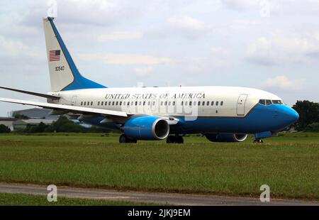 Kuala Lumpur, Malaisie. 2nd août 2022. L'avion spécial transportant le porte-parole de la Chambre des représentants des États-Unis Nancy Pelosi et son entourage ont vu partir à la base aérienne de la Royal Malaysian Air Force (CGRR) à Subang. Nancy Pelosi, accompagnée d'une délégation du Congrès, est arrivée en Malaisie dans le cadre de la tournée asiatique dans quatre pays. (Image de crédit : © Wong Fok Loy/SOPA Images via ZUMA Press Wire) Banque D'Images