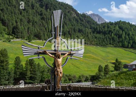 Jésus sur la croix, cimetière de l'église paroissiale catholique romaine vent, Ötztal, Tyrol, Autriche Banque D'Images