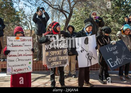 Avec des panneaux à Idle No More Rally, Santa Fe Nouveau-Mexique Banque D'Images