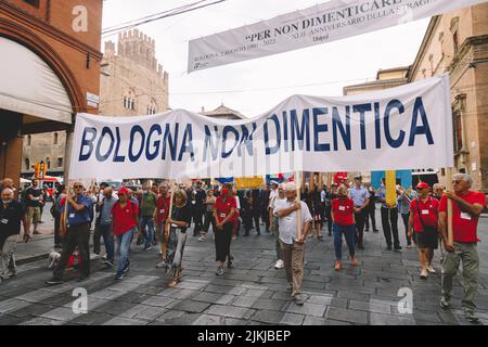 Bologne, ITALIE. 2 août 2022. Cérémonie de commémoration du 42th anniversaire de l'attentat à la bombe de 2 août 1980 à la gare ferroviaire. Comme une tradition, la bannière « Bologna non dimentica » (Bologna n'oublie pas) ouvre la marche. Crédit: Massimiliano Donati/Alay Live News Banque D'Images