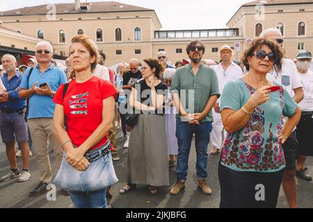 Bologne, ITALIE. 2 août 2022. Cérémonie de commémoration du 42th anniversaire de l'attentat à la bombe de 2 août 1980 à la gare ferroviaire. Comme chaque année, des milliers de citoyens participent à la cérémonie qui a lieu sur la place de la gare, devant la salle d'attente qui en 1980 a été détruite par une attaque fasciste au cours de laquelle 85 personnes sont mortes et 200 ont été blessées. Crédit: Massimiliano Donati/Alay Live News Banque D'Images