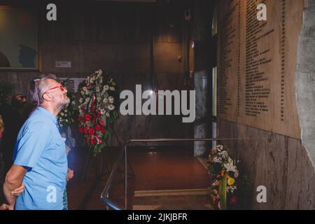 Bologne, ITALIE. 2 août 2022. Cérémonie de commémoration du 42th anniversaire de l'attentat à la bombe de 2 août 1980 à la gare ferroviaire. Comme chaque année, des milliers de citoyens participent à la cérémonie qui a lieu sur la place de la gare, devant la salle d'attente qui en 1980 a été détruite par une attaque fasciste au cours de laquelle 85 personnes sont mortes et 200 ont été blessées. Crédit: Massimiliano Donati/Alay Live News Banque D'Images