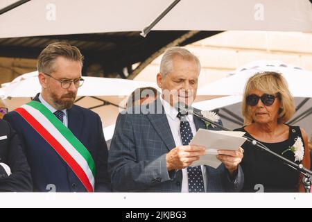 Bologne, ITALIE. 2 août 2022. Cérémonie de commémoration du 42th anniversaire de l'attentat à la bombe de 2 août 1980 à la gare ferroviaire. Paolo Bolognesi, Président de l'Association des parents des victimes du massacre du 2 août 1980, prononce un discours lors de la cérémonie d'anniversaire de 42 ; à gauche, le maire de Bologne, Matteo Lepore. Crédit: Massimiliano Donati/Alay Live News Banque D'Images