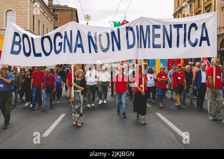 Bologne, ITALIE. 2 août 2022. Cérémonie de commémoration du 42th anniversaire de l'attentat à la bombe de 2 août 1980 à la gare ferroviaire. Comme une tradition, la bannière « Bologna non dimentica » (Bologna n'oublie pas) ouvre la marche. Crédit: Massimiliano Donati/Alay Live News Banque D'Images