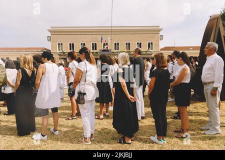 Bologne, ITALIE. 2 août 2022. Cérémonie de commémoration du 42th anniversaire de l'attentat à la bombe de 2 août 1980 à la gare ferroviaire. Comme chaque année, des milliers de citoyens participent à la cérémonie qui a lieu sur la place de la gare, devant la salle d'attente qui en 1980 a été détruite par une attaque fasciste au cours de laquelle 85 personnes sont mortes et 200 ont été blessées. Crédit: Massimiliano Donati/Alay Live News Banque D'Images