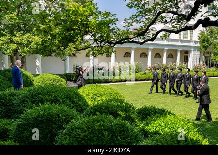 Le président Joe Biden salue le groupe de chant BTS Tuesday, 31 mai 2022, dans la roseraie de la Maison Blanche. (Photo officielle de la Maison Blanche par Adam Schultz) Banque D'Images