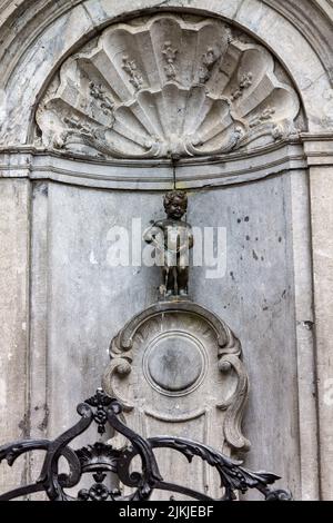 Un gros plan vertical de la statue de la fontaine Manneken pis dans le centre de Bruxelles, Belgique, Europe Banque D'Images