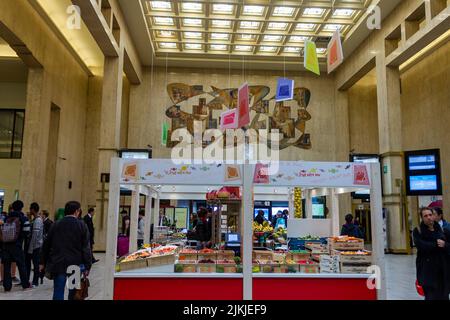 Une vue panoramique de l'intérieur de la gare centrale de Bruxelles dans le centre-ville de Belgique, en Europe Banque D'Images