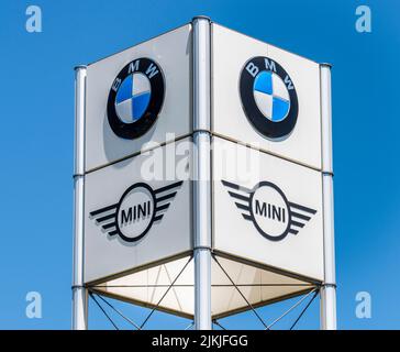 Signe publicitaire de la société BMW Banque D'Images