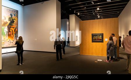 Saint-Pétersbourg, Floride 14 janvier 2021: Les gens regardent les peintures surréalistes de Salvador Dali dans le musée Dali. Banque D'Images